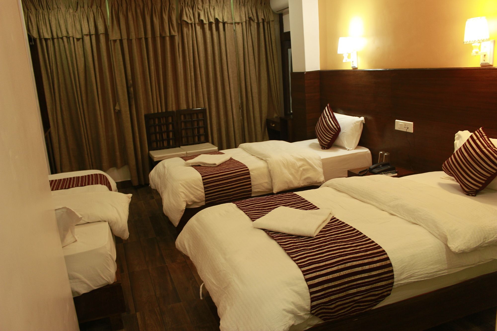 Hotel Lakeside Pokhara Zewnętrze zdjęcie